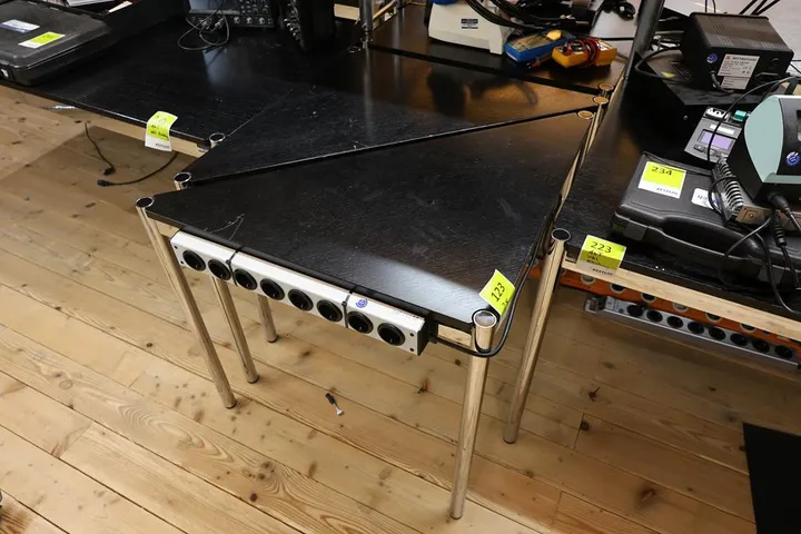 2 x USM Haller Dreiecktisch Tischmaß: 74 x 104 x 74 cm